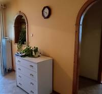 Esszimmer mit Stühlen, Bogentüren, die zu den Schlafzimmern führen, Interieur einer 3-Zimmer-Wohnung.