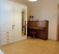 Ein Zimmer in einer 3-Zimmer-Wohnung mit einem Schrank und einem Schminktisch.