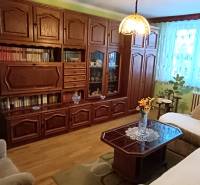 Wohnzimmer mit Sofa, Vitrine und Fernseher in einer 3-Zimmer-Wohnung.