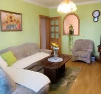 Wohnzimmer mit Sofa, Tisch und Fernseher in einer 3-Zimmer-Wohnung.
