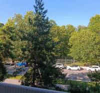 Blick vom Balkon auf Zoltán Kodály in Galanta, 3-Zimmer-Wohnung an der Straße und Bäumen.
