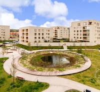 An der Michal Bučič-Straße befindet sich ein moderner Komplex mit einem Park und 2-Zimmer-Wohnungen.