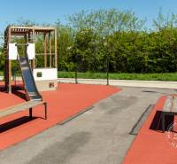 Spielplatz mit moderner Rutsche und Bänken in der Michala Bučiča-Straße in Bratislava.