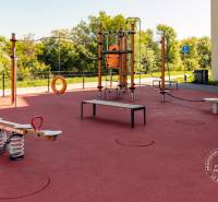 Spielplatz mit Klettergerüsten und Schaukeln, neben der Michala Bučiča Straße, geeignet für Familien.