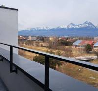 Blick vom Balkon auf das Panorama der Tatra in der Stadt Svit in der Jilemnického-Straße.
