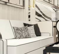 Luxuriöse Einrichtung einer 2-Zimmer-Wohnung mit Designkissen und eleganten Details.