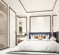 Schlafzimmer in einer 2-Zimmer-Wohnung mit einem großen Bett, einem Schrank und einem Spiegel.