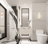 Elegantes weißes Badezimmer in einer 3-Zimmer-Wohnung mit Duschkabine und Spiegel.