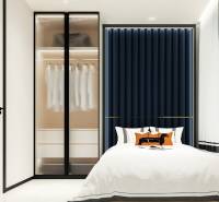 Ein stilvolles Schlafzimmer mit einem geräumigen Schrank und Bett in einer 3-Zimmer-Wohnung.