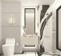 Badezimmer in einer 3-Zimmer-Wohnung mit Marmorfliesen und einem großen Spiegel.