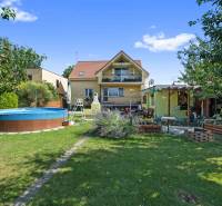 Einfamilienhaus in der Tehelná-Straße in Sereď mit Pool und Garten.
