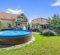Einfamilienhaus in der Tehelna-Straße in Sereď mit Pool und Gartenlaube.
