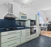 Küche in einem Einfamilienhaus mit Backofen, Herd und Essecke.