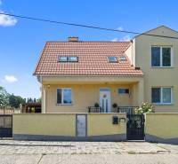 Ein Einfamilienhaus in der Tehelna-Straße in Sereď mit rotem Dach und gelber Fassade.