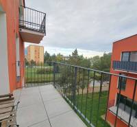Balkon in einer 2-Zimmer-Wohnung in der Jilemnického-Straße in der Stadt Svit mit Blick auf das Grün.