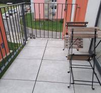 Ein Balkon mit Blick auf die Jilemnického-Straße in der Stadt Svit; enthält Holzmöbel.