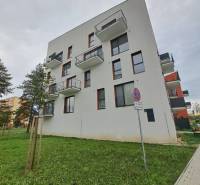 Wohngebäude in der Jilemnického Straße in Svit, umgeben von Grünflächen und Gehwegen.