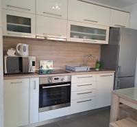 Küche in einer 3-Zimmer-Wohnung mit hellen Schränken und Edelstahlgeräten.