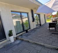 Einfamilienhaus in Galanta in der Galantská-Straße mit Terrasse und Gartenmöbeln.