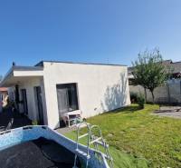 Einfamilienhaus in Galanta in der Galantská-Straße mit Garten, Pool und Sitzgelegenheit.