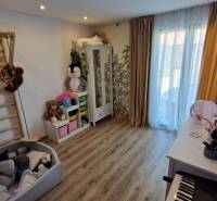 Kinderzimmer im Einfamilienhaus mit Spielzeug, Schränken und einer Sprossenwand.