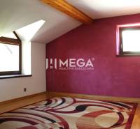 Lila Wand und heller Teppich in einer 3-Zimmer-Wohnung.