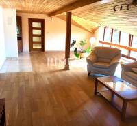 Dachwohnraum mit Holzboden und Sofa in einer 3-Zimmer-Wohnung.