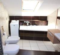 Badezimmer in einer 3-Zimmer-Wohnung mit Badewanne, Waschbecken und Waschmaschine, ideal für Komfort.