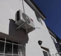 Klimaanlage an der Wand eines Gebäudes in der Mäsiarska-Straße in Senec.