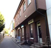 Das Gebäude in der Mäsiarska-Straße in Senec mit Studios und Geschäften entlang des Gehwegs.