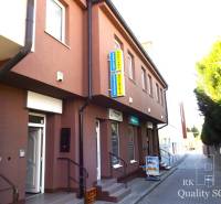 Gebäude in der Mäsiarska-Straße in Senec mit Treppen und Werbetafeln.