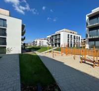 Neubauten mit Kinderspielplatz in der Ota Halúska Straße in Bratislava - Záhorská Bystrica.