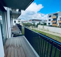 Ein Balkon mit Blick auf moderne Wohngebäude in Bratislava - Záhorská Bystrica.
