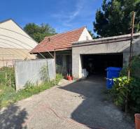 Einfamilienhaus in Drahovce in der Straße Drahovce mit Unterstand und Garten.