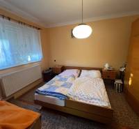Schlafzimmer in einem Einfamilienhaus mit zwei Betten, einem Schrank und einem Teppich.