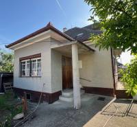 Einfamilienhaus in Drahovce in der Straße Drahovce mit Garten und schmalem Eingangstor.