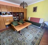 Wohnzimmer in einem Einfamilienhaus mit Möbeln, Teppich und einem Bild an der Wand.