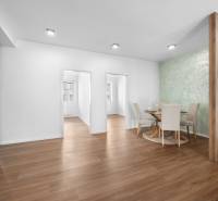Essbereich in einer 3-Zimmer-Wohnung mit Holzboden und grüner Wand.