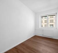 Leerer Raum mit weißen Wänden und einem Fenster in einer 3-Zimmer-Wohnung.