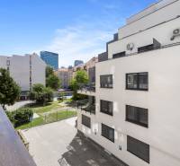 Blick aus einer 3-Zimmer-Wohnung auf Gebäude und Parkplatz in Bratislava - Altstadt.