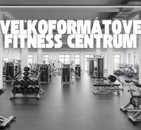 Posilňung voller Fitnessgeräte und -ausrüstung in Geschäftsräumen.