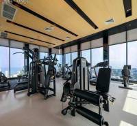 Fitnesscenter im Bau von Wohnungen mit Blick auf Pattaya.
