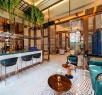 Innenraum eines luxuriösen Wohnzimmers mit Bartresen und Designermöbeln. Wohnungsbau.