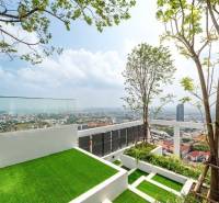 Dachterrasse mit Blick auf die Stadt Pattaya und Wohnbebauung.