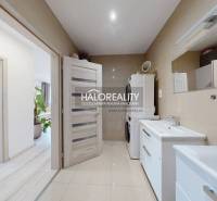Badezimmer in einer 3-Zimmer-Wohnung mit zwei Waschbecken und einer Waschmaschine.