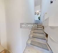 Interieur einer 3-Zimmer-Wohnung mit modernem Treppenhaus und Stauraum.