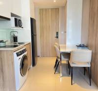 Küche in einer 2-Zimmer-Wohnung mit Esstisch und Geräten.