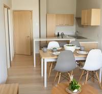 Küche und Essbereich in einer 3-Zimmer-Wohnung mit Holzmöbeln.