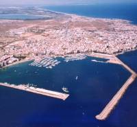 Luftaufnahme der Küste der Stadt Torrevieja mit dem Hafen und der umliegenden Landschaft.