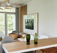 Esstisch mit Getränken, Fernseher an der Wand, Blick in den Garten, 3-Zimmer-Wohnung.